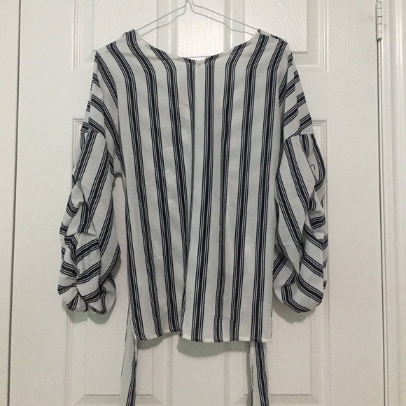 black and white striped flowy v neck blouse shirt - Picture 2 of 2